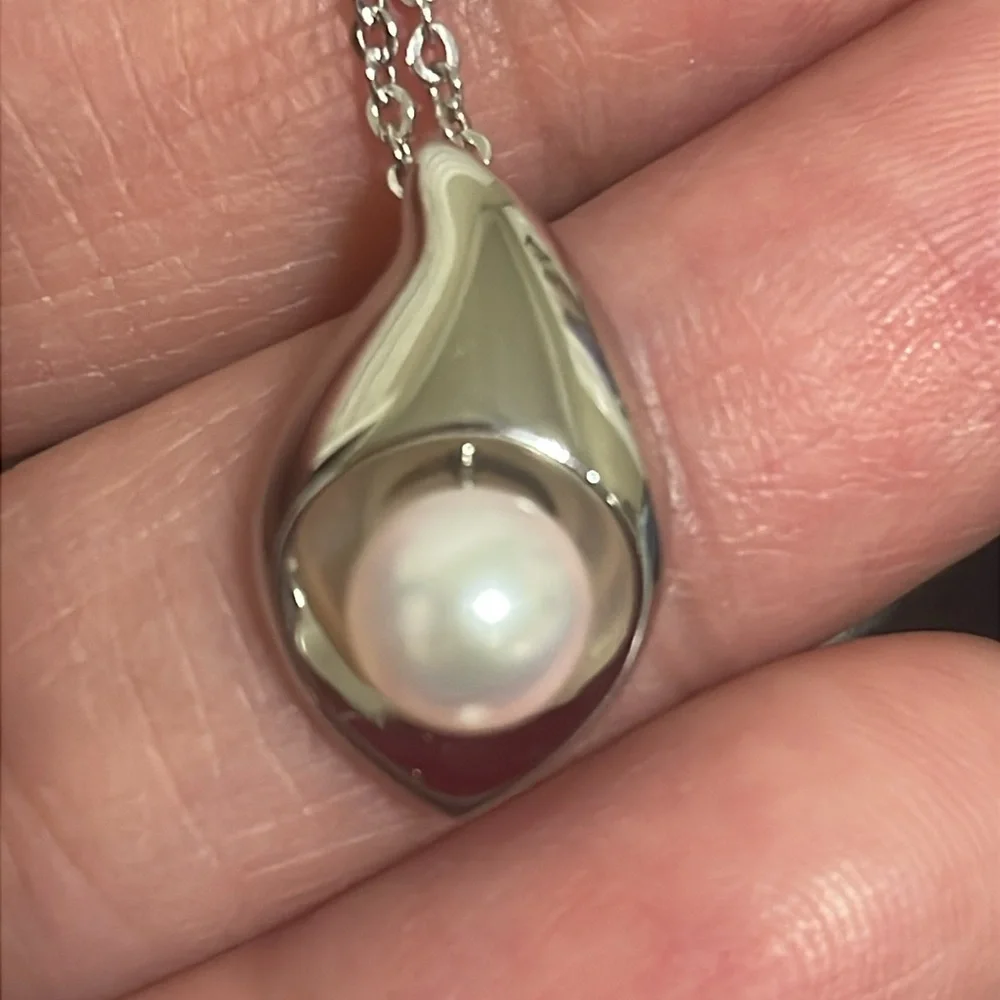 Tasaki Elegant Silver Pearl Pendant Necklace
